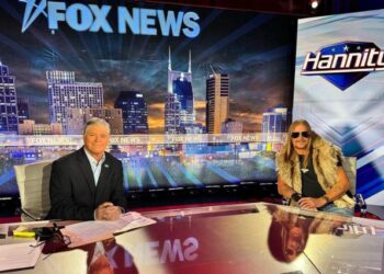 Do Fox Newsanchors wearing wigs.